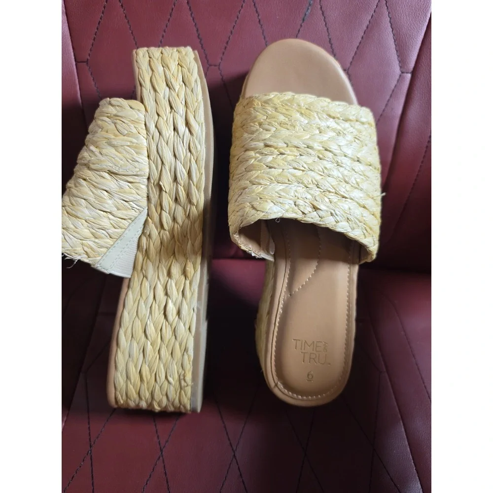 Time & Tru  Sandal  Size 6 U S